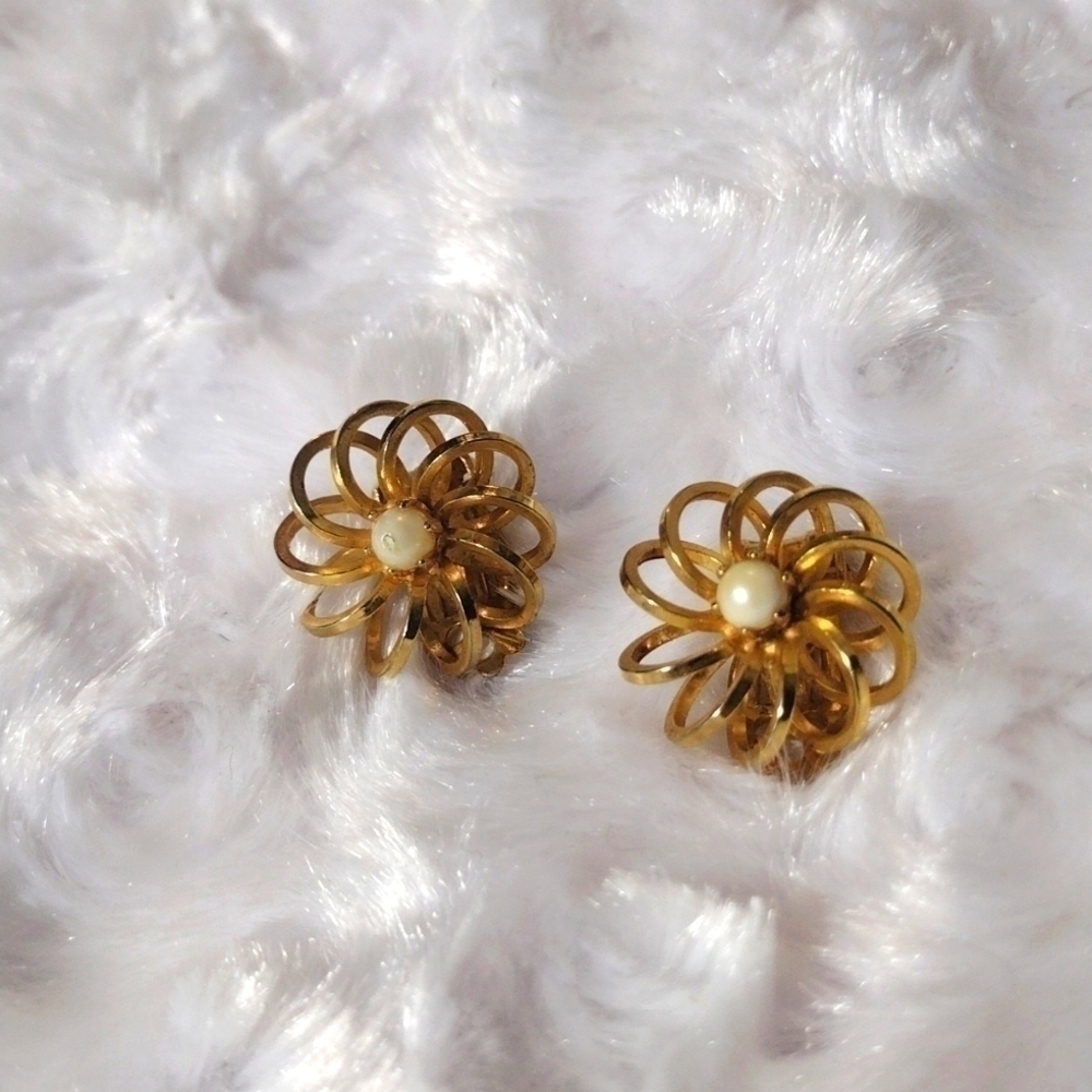 𝅺VINTAGE gold tone spiral flower earrings with faux Pearl center very beautiful